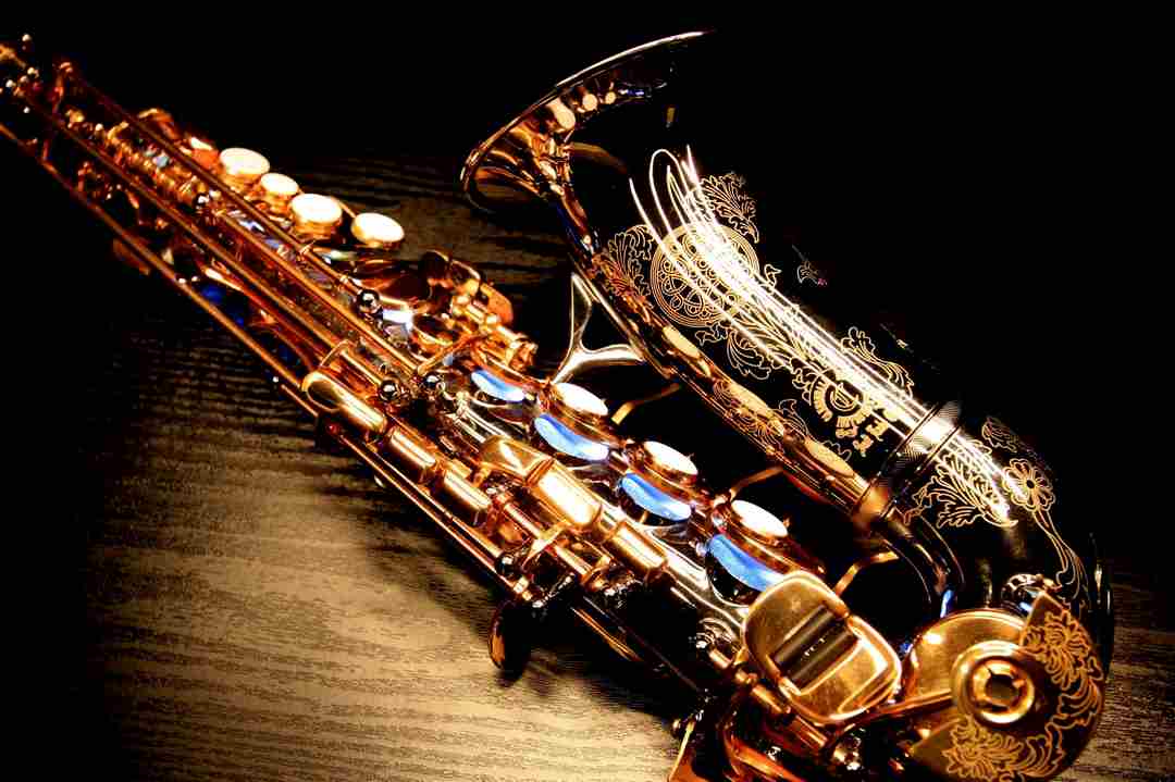 Saxophone được làm bằng kim loại hoặc nhựa